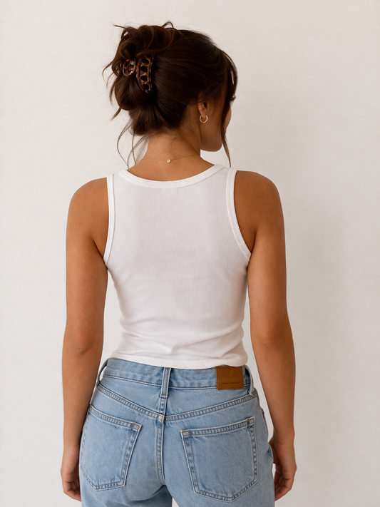 Top Canalé Blanco con Botones – Ajuste Slim